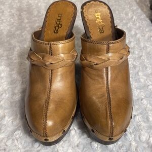 Women's Tan Leather Clogs
